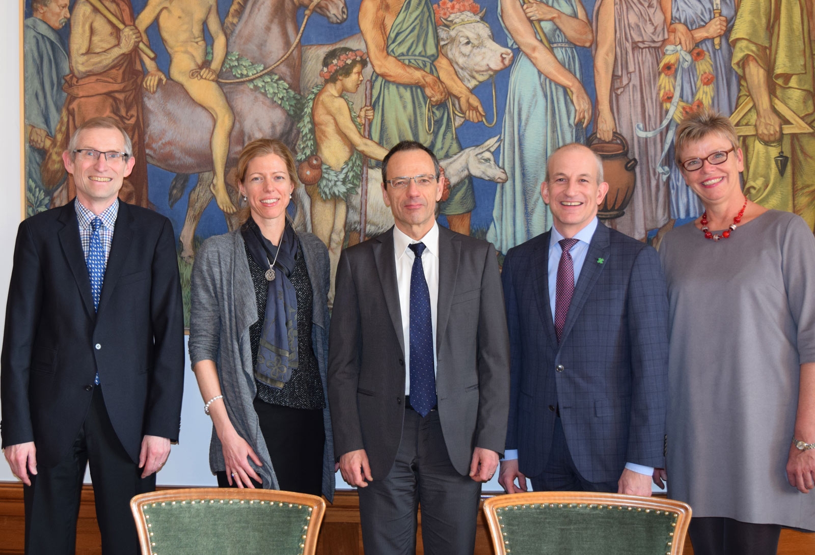 Enlarged view: Vertreter von pharmaSuisse und der ETH Zürich mit ETH-Präsident Lino Guzzella (Mitte)