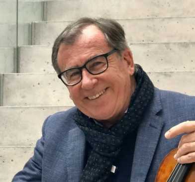 Walter Fischli mit Geige auf einer Treppe sitzend